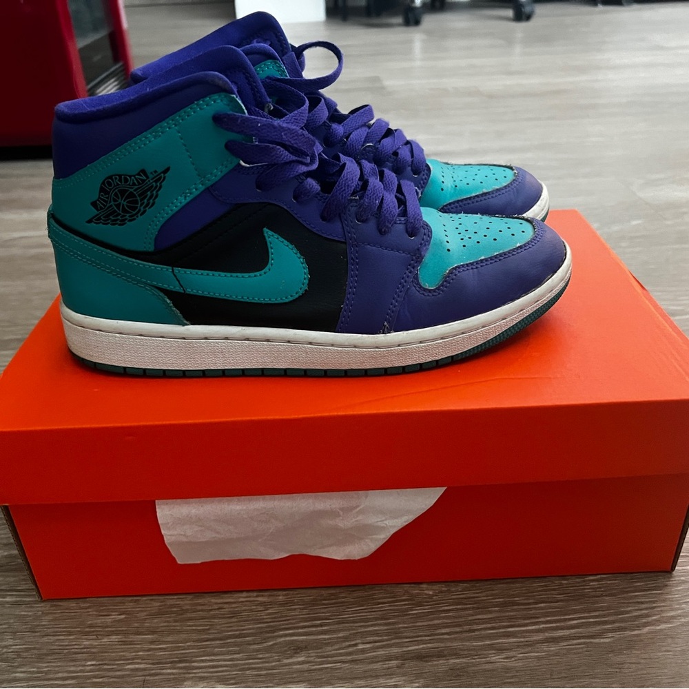 Jordan 1 Mid
Black Grape